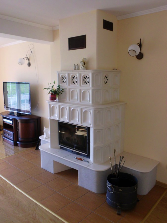 klasyczny kominek jasny